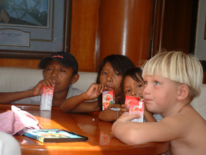 Greggii with Kuna kids watching a movie on Faith in Anachakuna, Panama